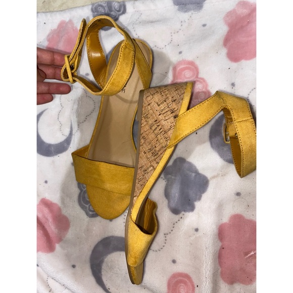 Yellow Wedges - Picture 1 of 3